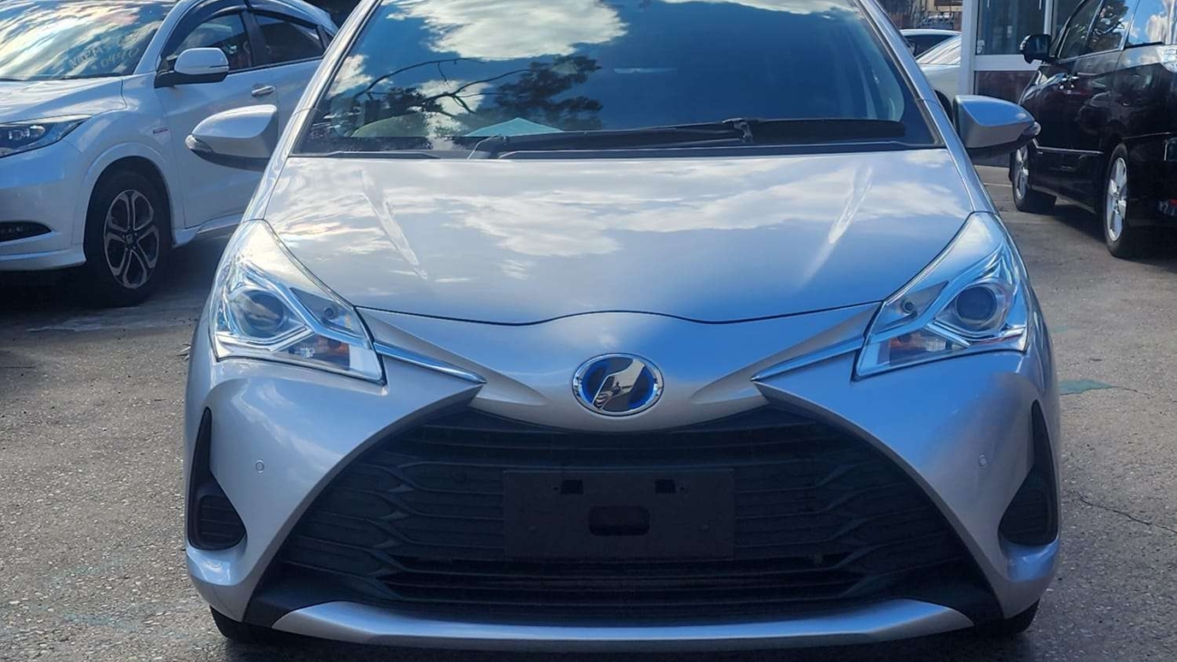 Toyota Vitz Hybrid Silver-2